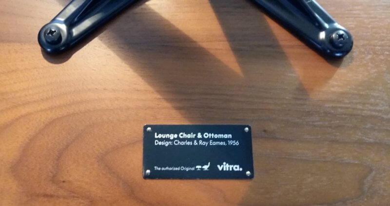 Plakette auf der Unterseite des Eames Lounge Chair